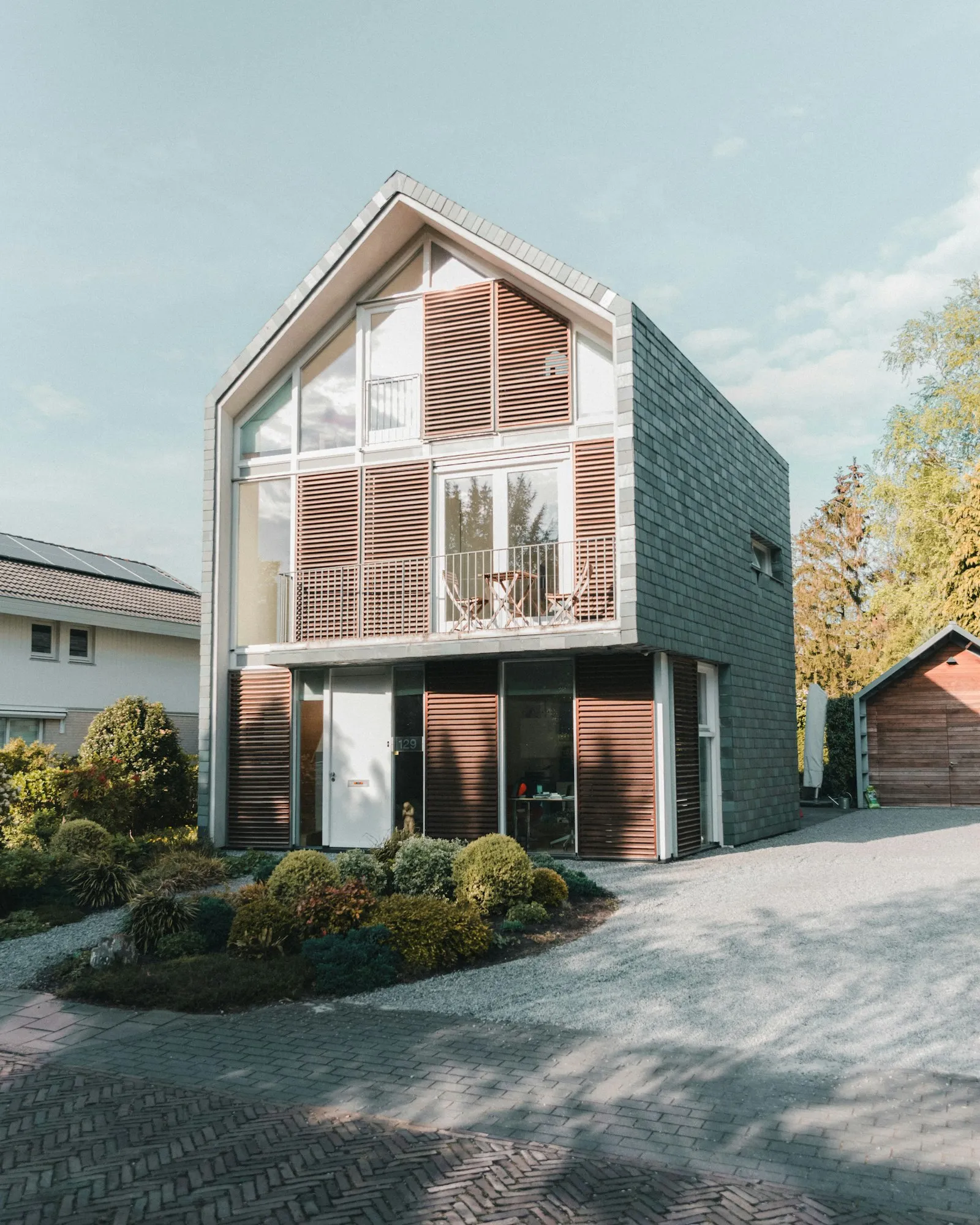 Klar gestaltetes, modernes weißes Wohnhaus mit kubischer Architektur